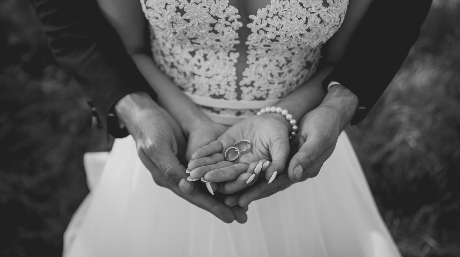 Brudepar holder ringene i hendene sine — bryllup Happy Catering